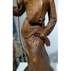 Femme avec ces skis en bois sculpté de Brienz