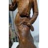 Femme avec ces skis en bois sculpté de Brienz