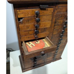 Layette à 28 tiroirs
