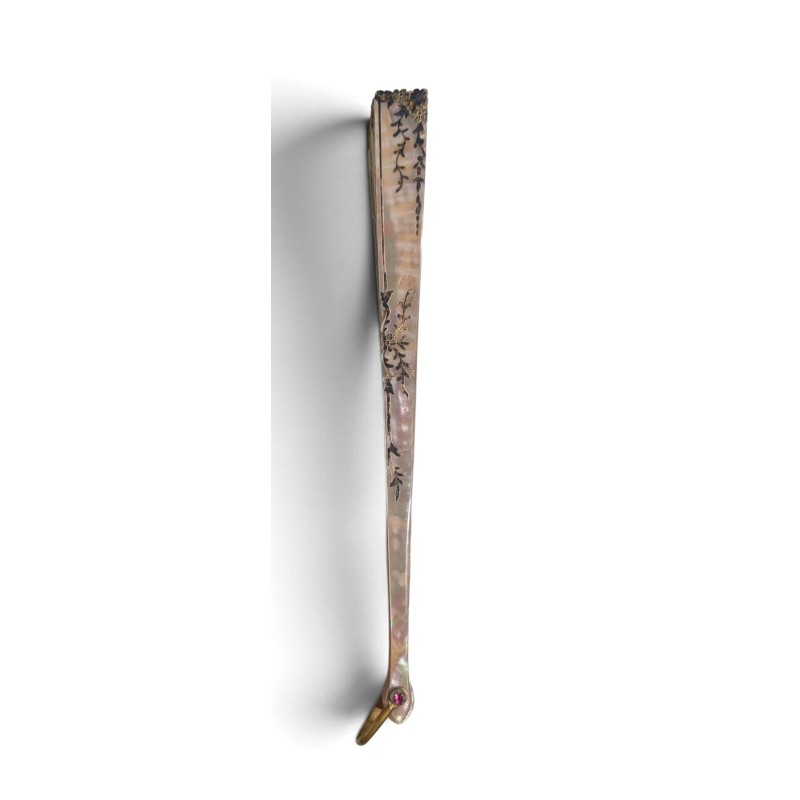 Eventail en nacre et soie, signé