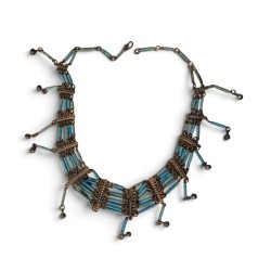 Collier en métal argenté et turquoise