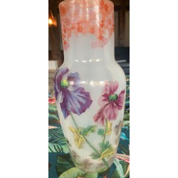 Vase en opaline décor peint de fleurs