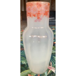 Vase en opaline décor peint de fleurs