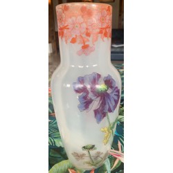 Vase en opaline décor peint de fleurs