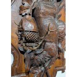 Panoplie Cerf en noyer sculpté