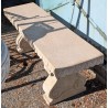 Banc droit en marbre blanc, assise sculptée