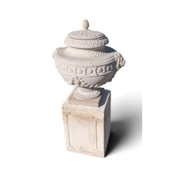 Vase couvert avec anses lions et socle