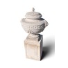 Vase couvert avec anses lions et socle