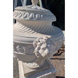 Vase couvert avec anses lions et socle