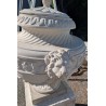 Vase couvert avec anses lions et socle