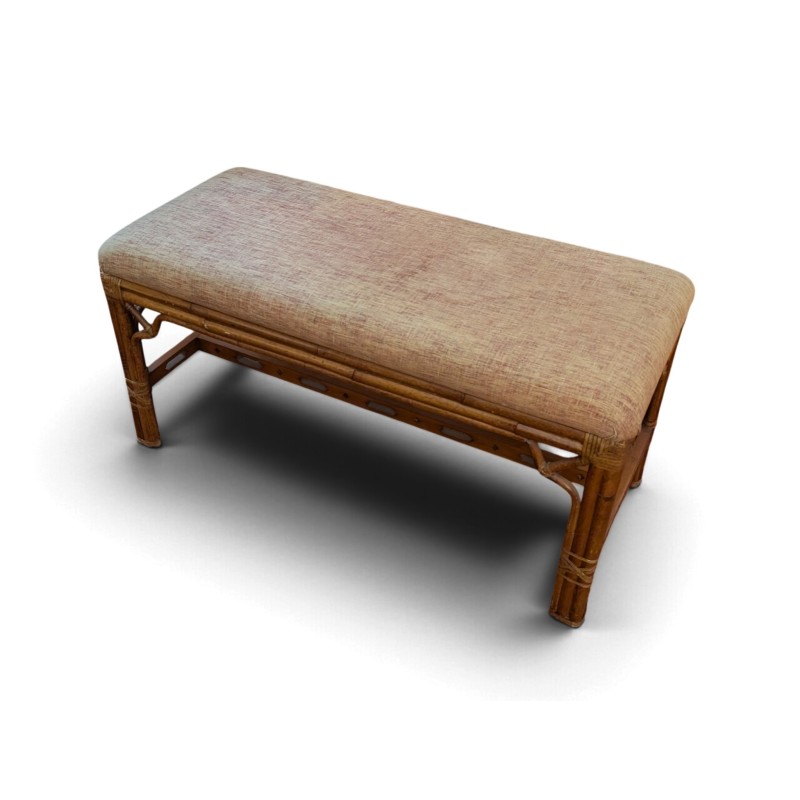 Banquette en rotin recouverte de tissus