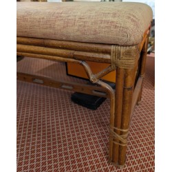 Banquette en rotin recouverte de tissus
