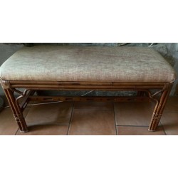 Banquette en rotin recouverte de tissus