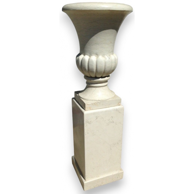 Paire d'urnes en marbre blanc sur socles