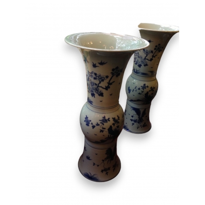  Grand vase en porcelaine bleu-blanc sur  Moinat SA  - Antiquités décoration