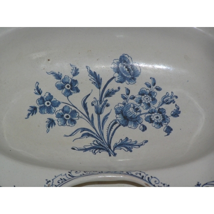 Earthenware barber’s chair, blue and white decoration, by Moinat SA – Antiques and home décor