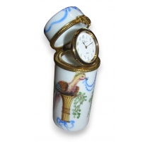 Montre dans une boîte en porcelaine