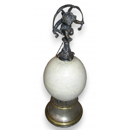 Oeuf d\'autruche gravé surmonté d\'une statuette