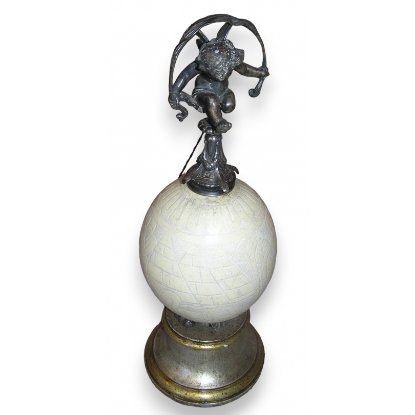 Oeuf d\'autruche gravé surmonté d\'une statuette
