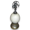 Oeuf d\'autruche gravé surmonté d\'une statuette