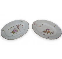 Paire d'assiettes ovales en porcelaine