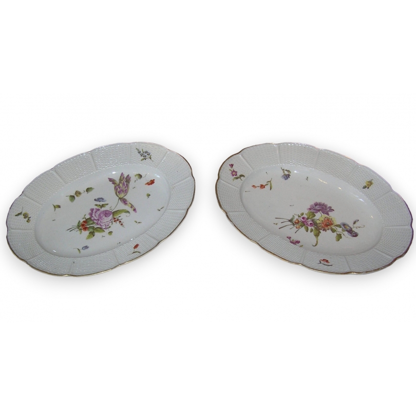 Paire d'assiettes ovales en porcelaine