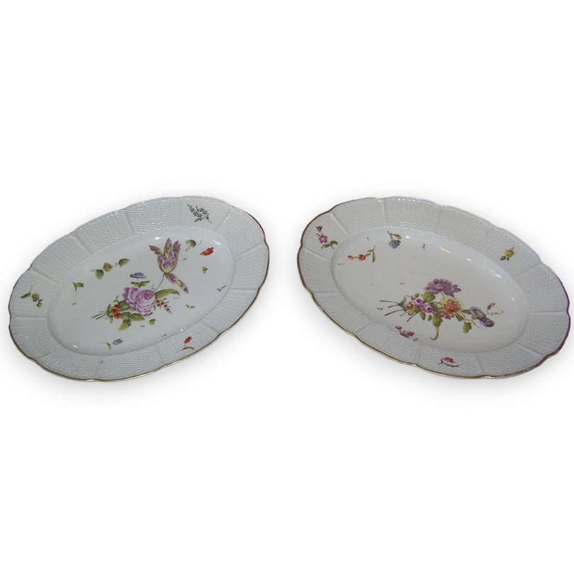 Paire d'assiettes ovales en porcelaine,