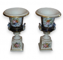 Paire de vases en porcelaine de Paris