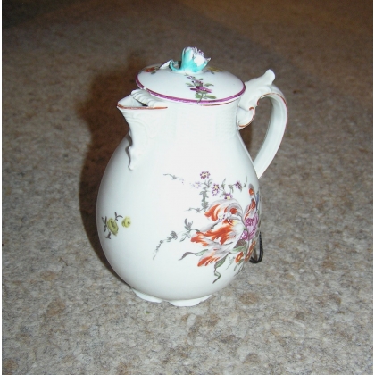 Teapot in porcelain of Saxony