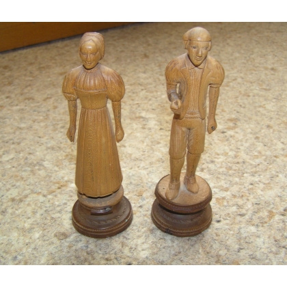 Paire de personnages en bois sculpté