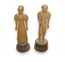 Paire de personnages en bois sculpté
