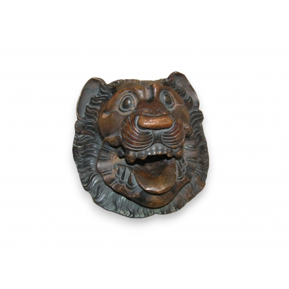 Goulot en bronze \"Tête de lion\"
