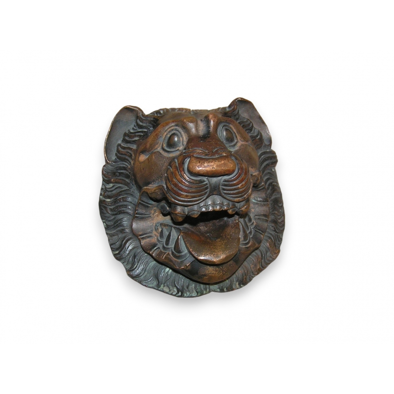 Goulot en bronze \"Tête de lion\"