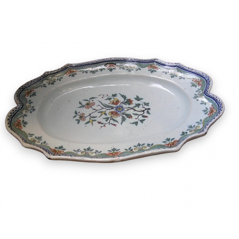 Plat en faïence de Rouen décor de fleurs