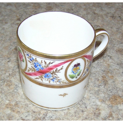 Tasse en porcelaine de Nyon, décor ruban