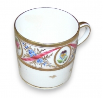 Tasse en porcelaine de Nyon, décor ruban