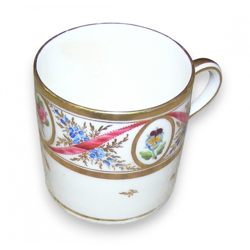 Tasse en porcelaine de Nyon, décor ruban