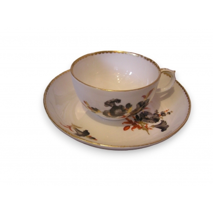 Tasse et sous-tasse en porcelaine