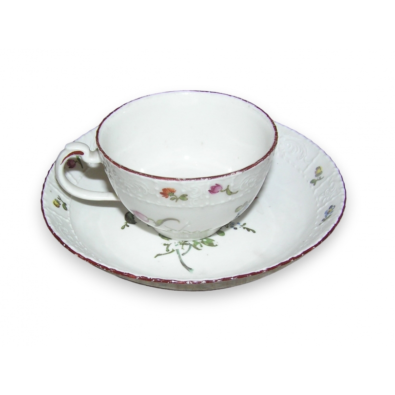 Tasse et sous-tasse en porcelaine