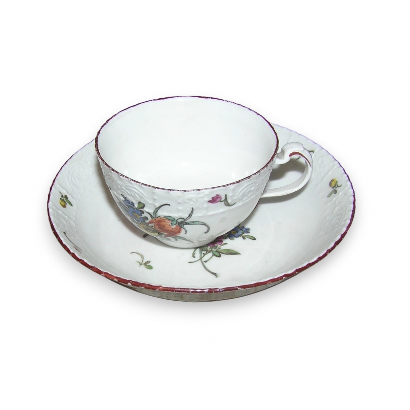 Tasse et sous-tasse en porcelaine