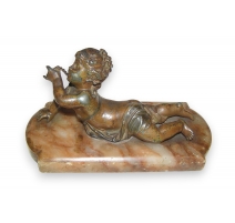 Poupon en régule sur socle en onyx