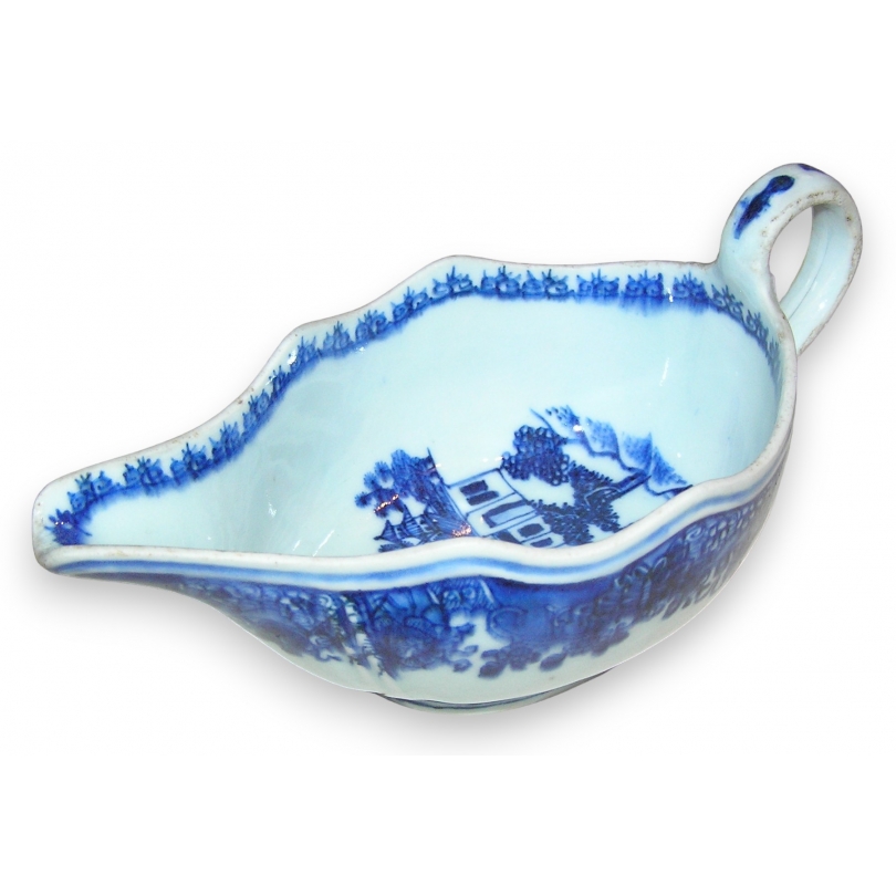 Porcelain sauce boat, China (from Moinat SA – Antiques and home décor)