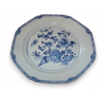 Assiette à pans en porcelaine