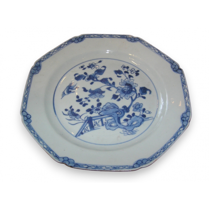 Assiette à pans en porcelaine