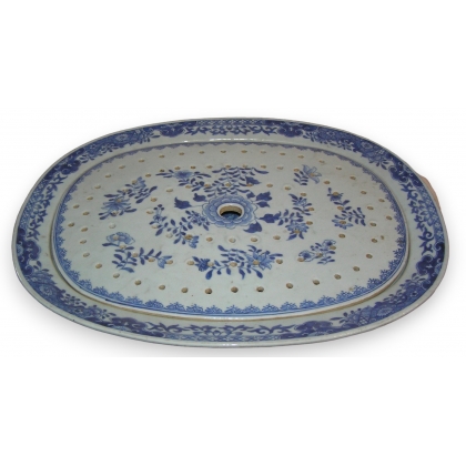 Plat en porcelaine, décor bleu-blanc