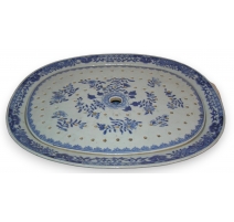 Plat en porcelaine, décor bleu-blanc
