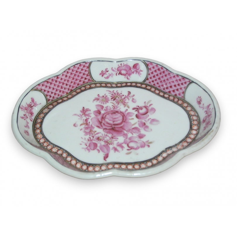 Small porcelain dish, Famille Rose, at  Moinat SA  - Antiques and home décor