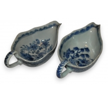 Paire de saucières en porcelaine