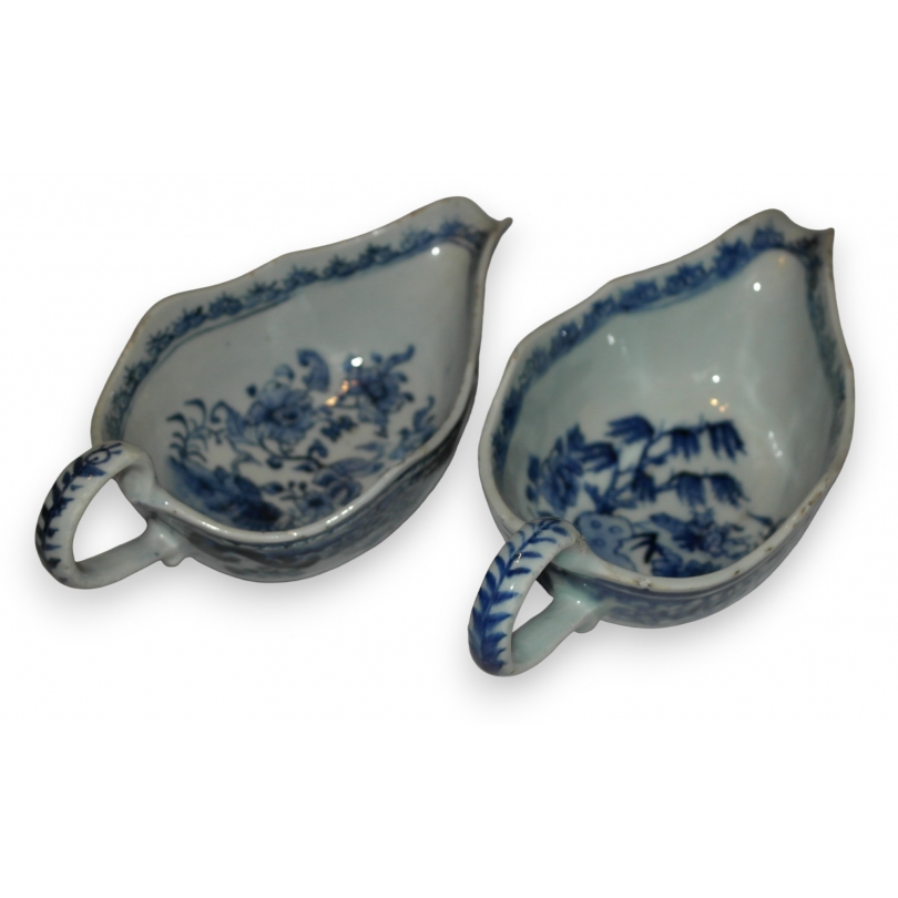 Paire de saucières en porcelaine
