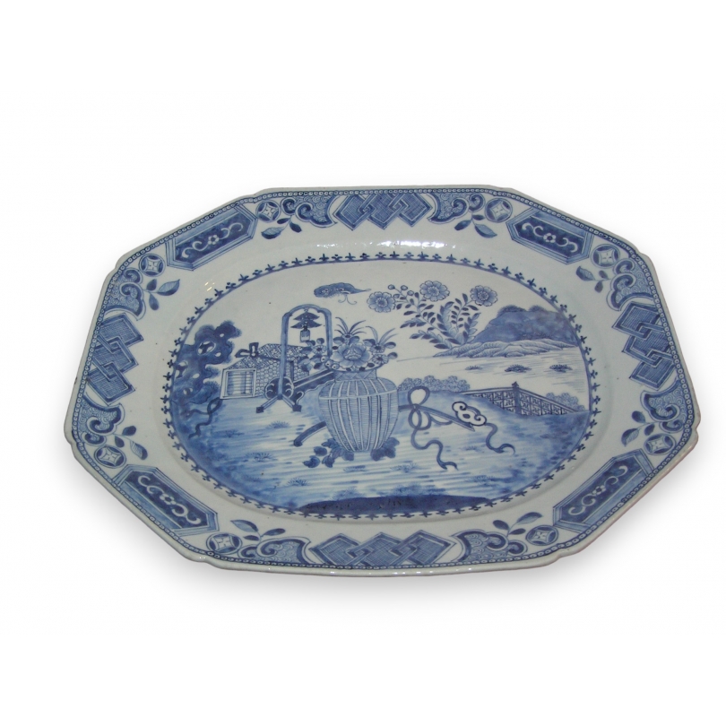 Plat en porcelaine, décor bleu/blanc
